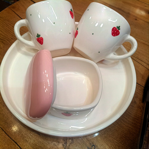 قهوه خوری دو نفره ( طرح توت فرنگی )